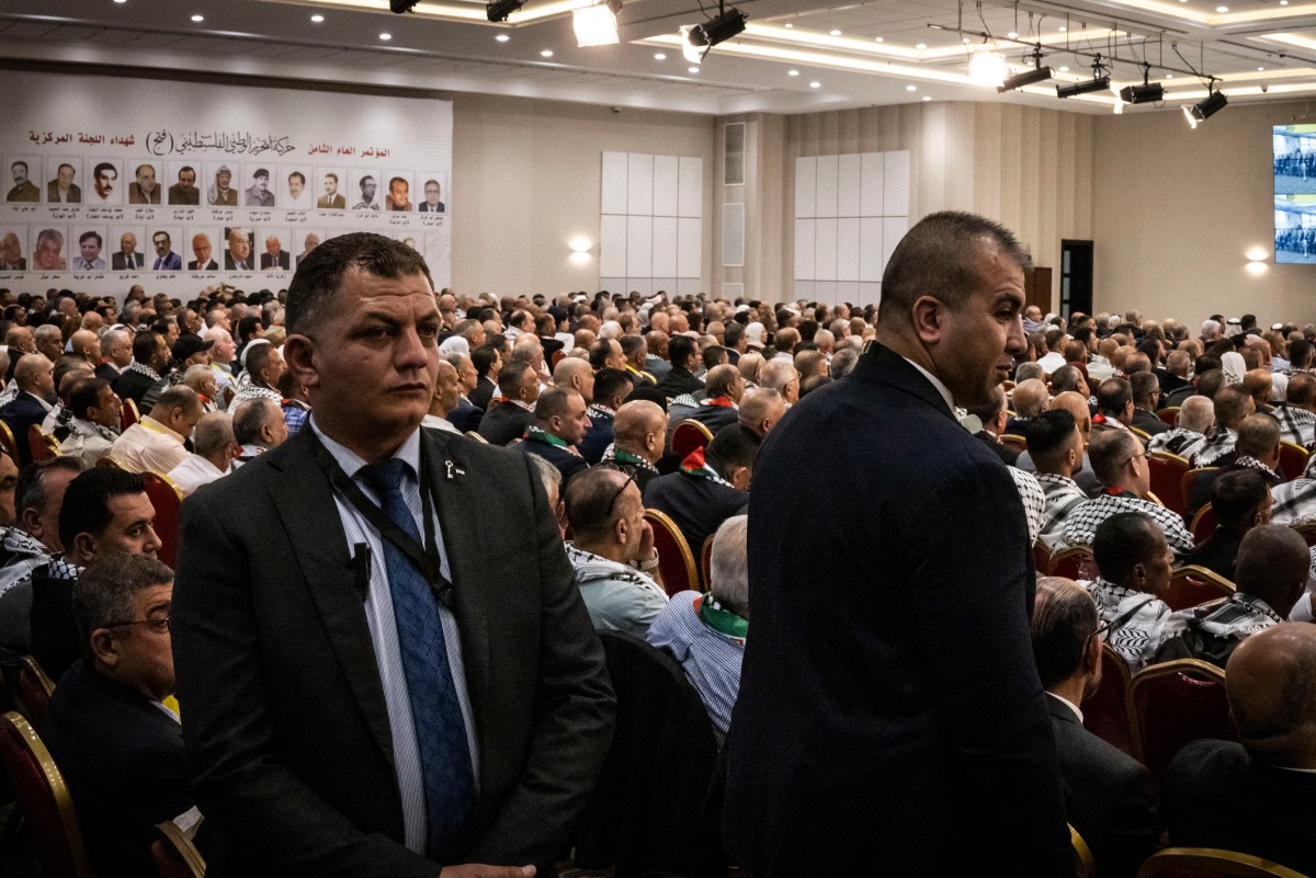 أفراد الأمن أثناء إلقاء الرئيس الفلسطيني محمود عباس خطاباً خلال المؤتمر الثامن لحركة فتح في مدينة رام الله في 14 أيار/مايو 2026 (أ ف ب)