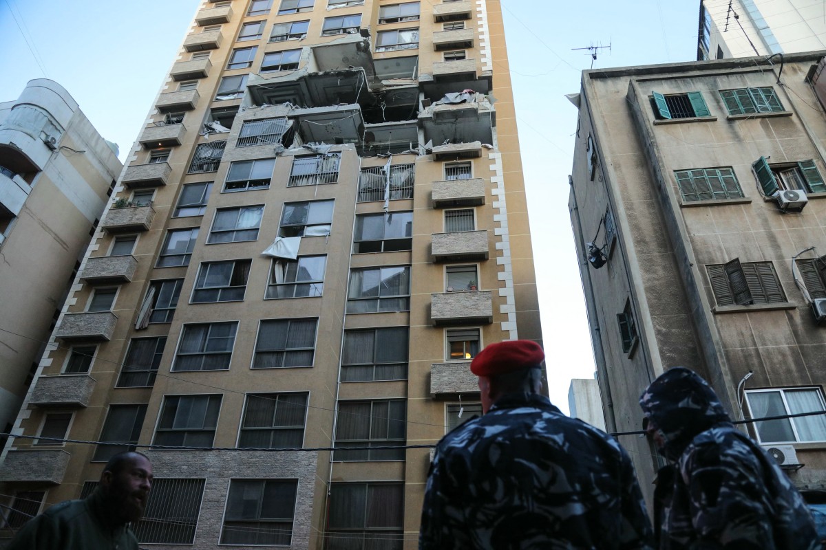 أفراد الأمن الداخلي اللبناني يتفقدون موقع غارة جوية إسرائيلية استهدفت مبنى في حي عائشة بكار ببيروت في 11 آذار/مارس 2026 (أ ف ب)