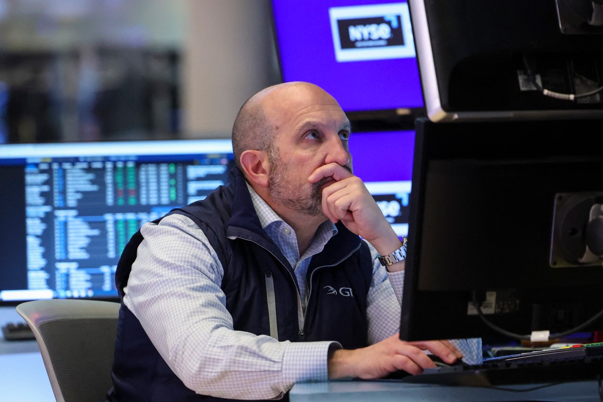 أحد المتداولين في بورصة نيويورك بتاريخ 22 نيسان/أبريل 2026 (أ ف ب)