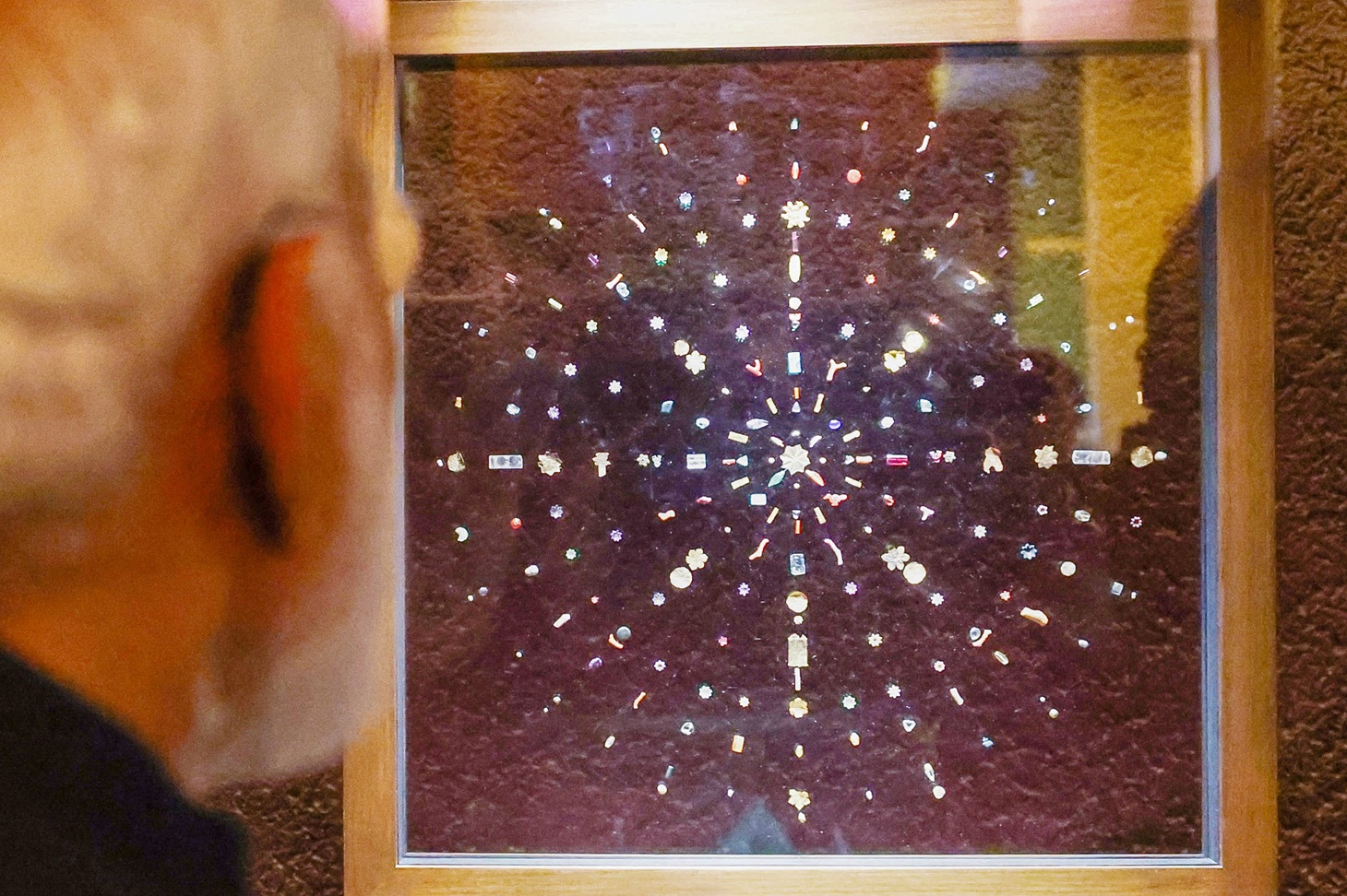 أحجار كريمة أثرية في معرض نيودلهي. (أ ف ب)