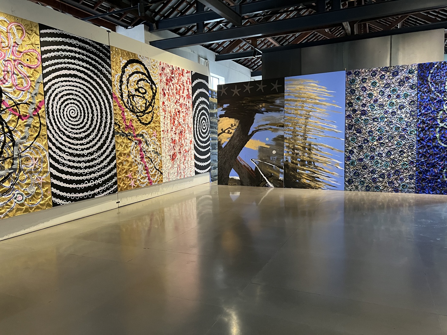 أجزاء من العمل التجهيزي الضخم لنبيل نحاس.