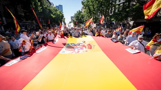 علم كبير لإسبانيا حمله المتظاهرون في مدريد (وسائل إعلام إسبانية)