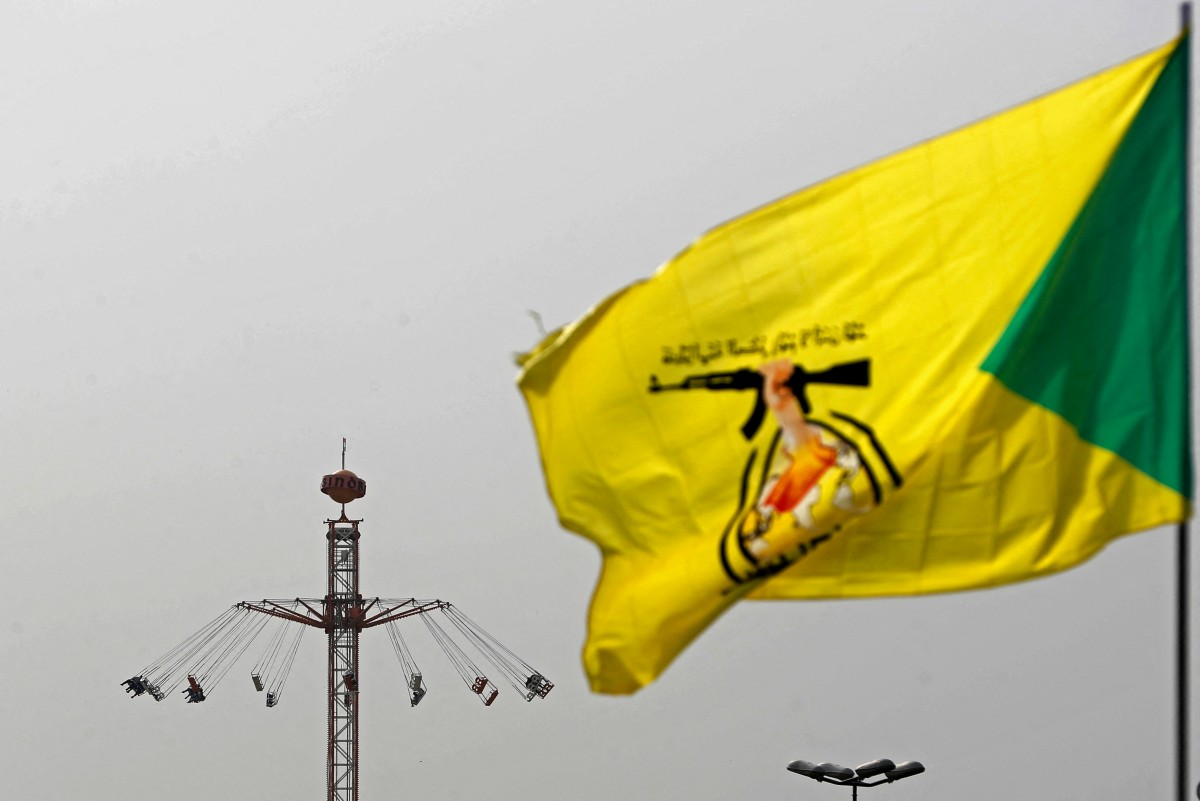 علم كتائب حزب الله، وهي جماعة شبه عسكرية عراقية موالية لإيران، في بغداد في 21 آذار/مارس 2026 (أ ف ب)