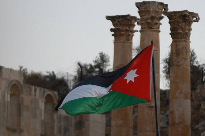 علم الأردن يرفرف في مدينة جرش الرومانية القديمة شمال عمان (أ ف ب)
