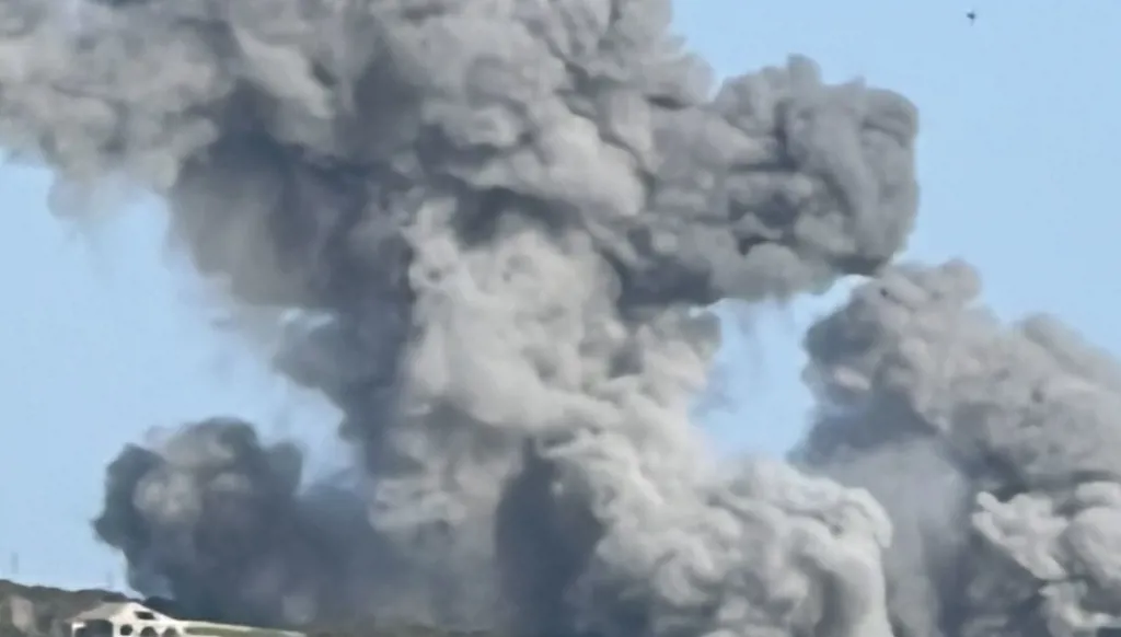 غارة إسرائيلية على مرتفعات علي الطاهر بقضاء النبطية جنوبي لبنان (صورة)