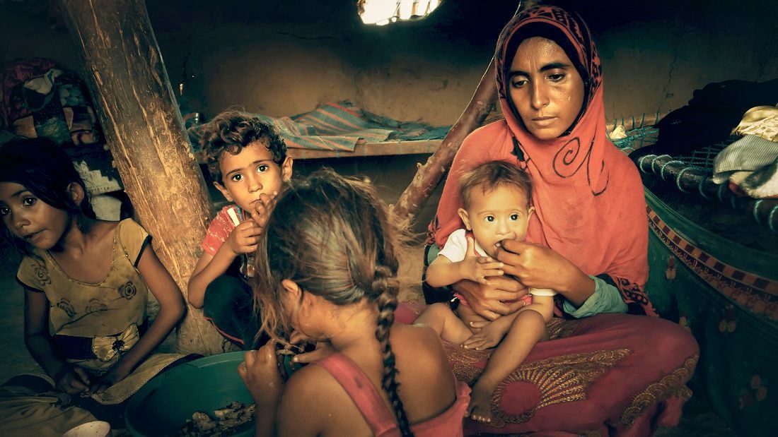عائلة يمنية ترزح تحت وطأة الجوع. (أوكسفام).jpg