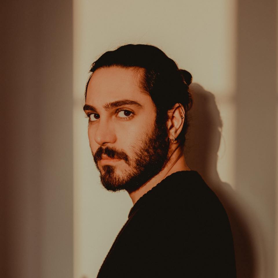 الرسام الإيراني علي رضا شجاعيان. (إنستغرام)