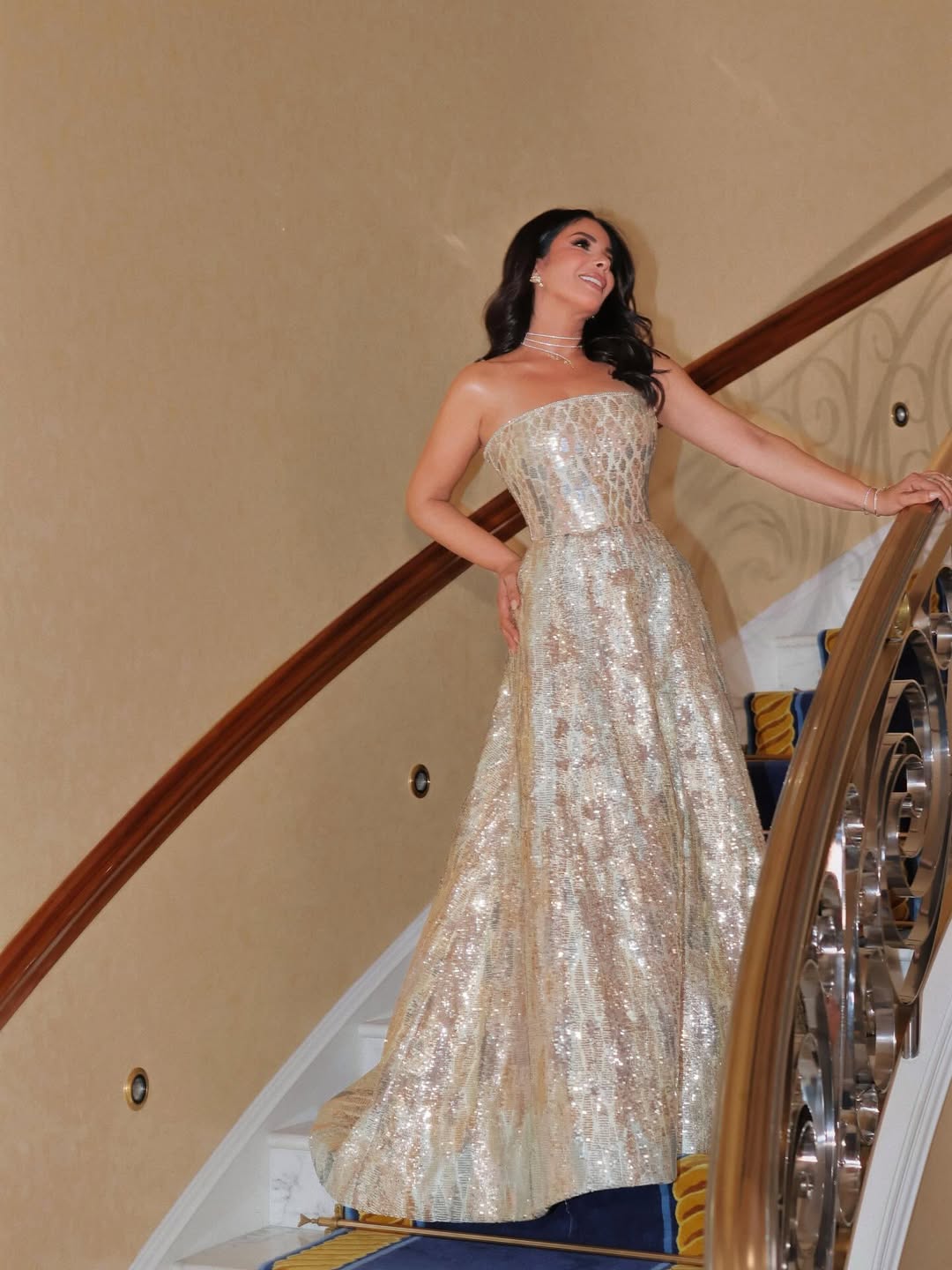 منى زكي بفستان إيلي صعب في دبي (انستغرام)