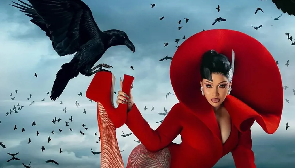 كاردي بي تخطف الأنظار في ليلة استثنائية في الرياض بجمبسوت فوشيا برّاق (فيديو)