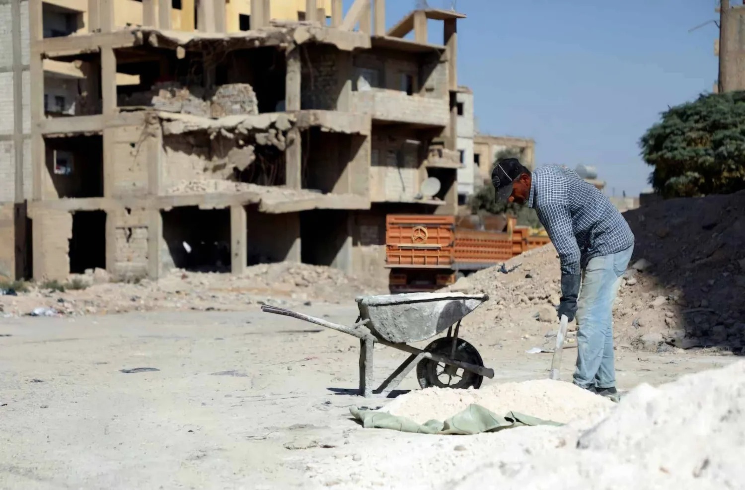 عامل بناء في أحد شوارع الرقة. (رويترز)