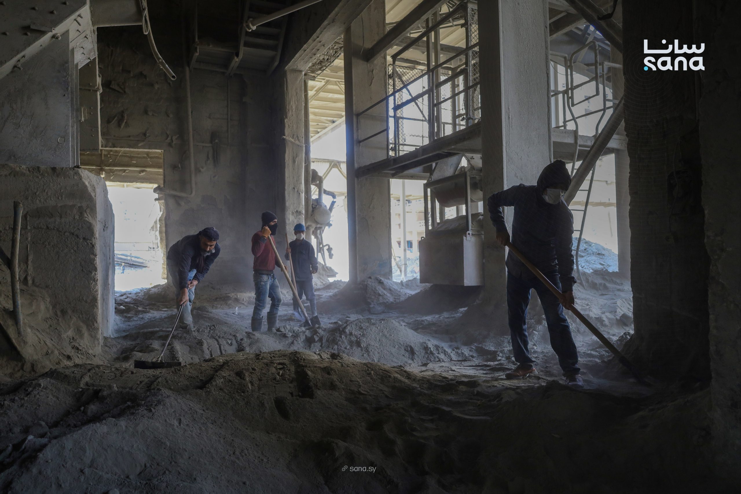 عمال في معمل إسمنت طرطوس (سانا)