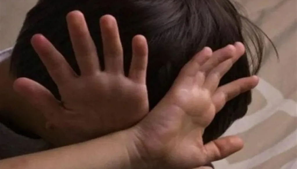 داخل سيارته... السجن 10 سنوات لرجل اعتدى جنسياً على طفل