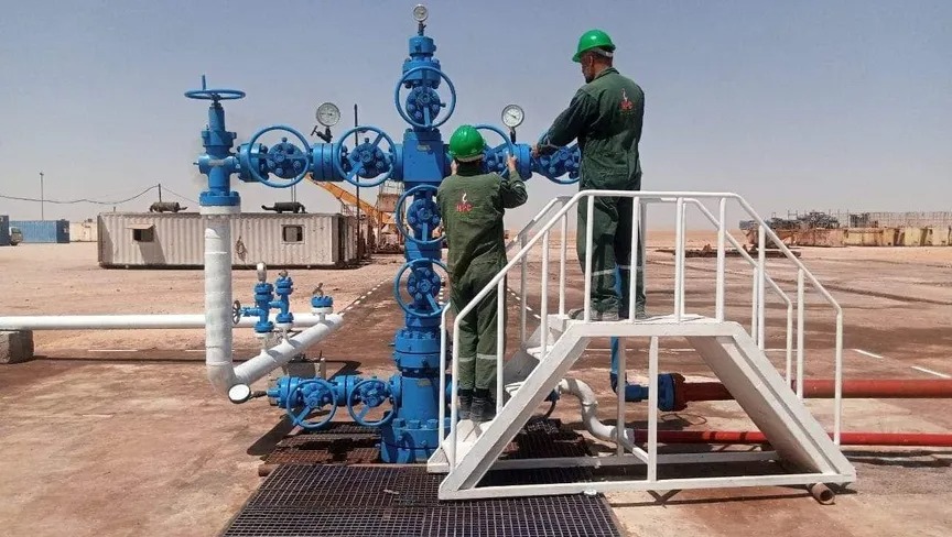 عاملان فنيان في حقل نفط سوري (وزارة النفط والثروة المعدنية السورية)