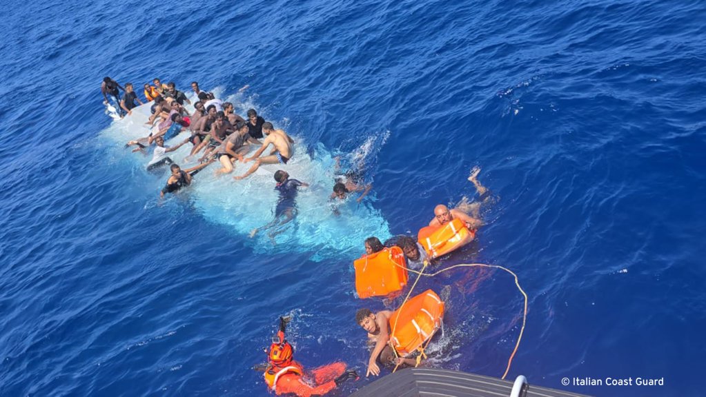 عملية إنقاذ لمهاجرين غارقين من قبل خفر السواحل الإيطالي (Guardia Costiera)