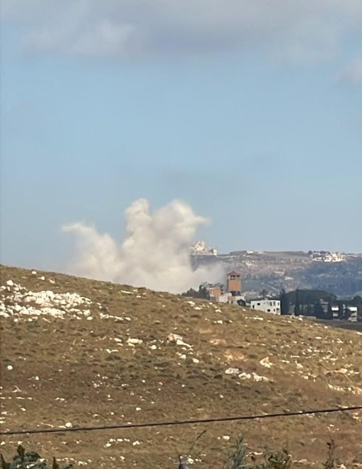 عملية تفخيخ وتفجير نفذتها القوات الإسرائيلية بين بلدتي كفرتبنيت وأرنون بقضاء النبطية أمس السبت (صورة متداولة)