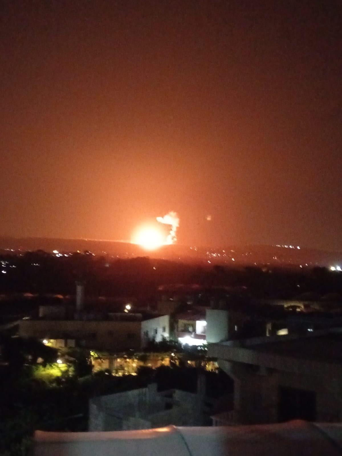 عمليات تفجير عنيفة نفذها الجيش الإسرائيلي في مشاع بلدة المنصوري بقضاء صور ليل الأحد (صورة متداولة)