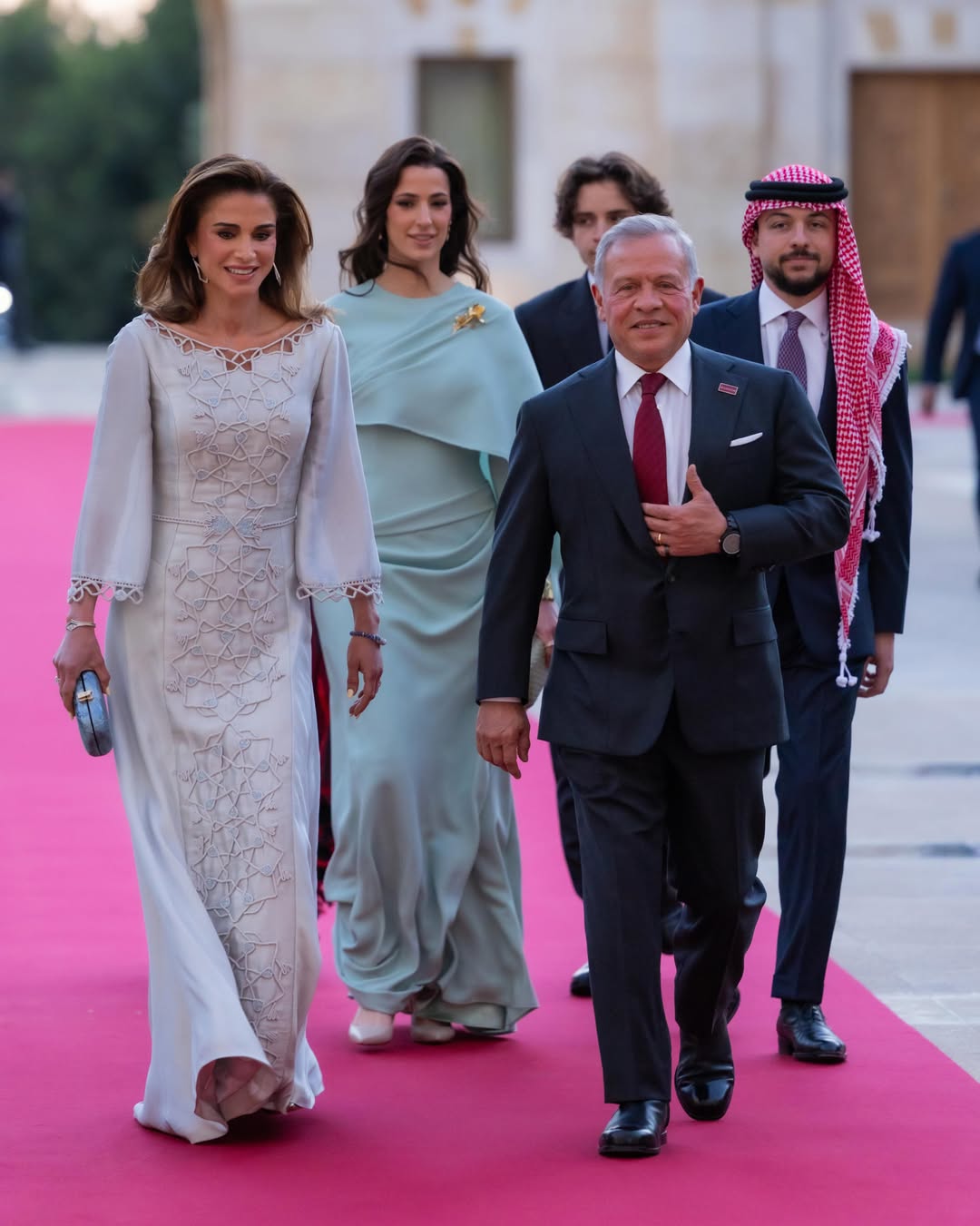 الملك عبد الثاني إلى جانبه الملكة رانيا في الذكرى الثمانين لاستقلال المملكة الأردنية الهاشمية، وخلفهما ولي العهدج الأردني الأمير الحسين وزوجته الأميرة رجوة، والأمير هاشم (انستغرام)