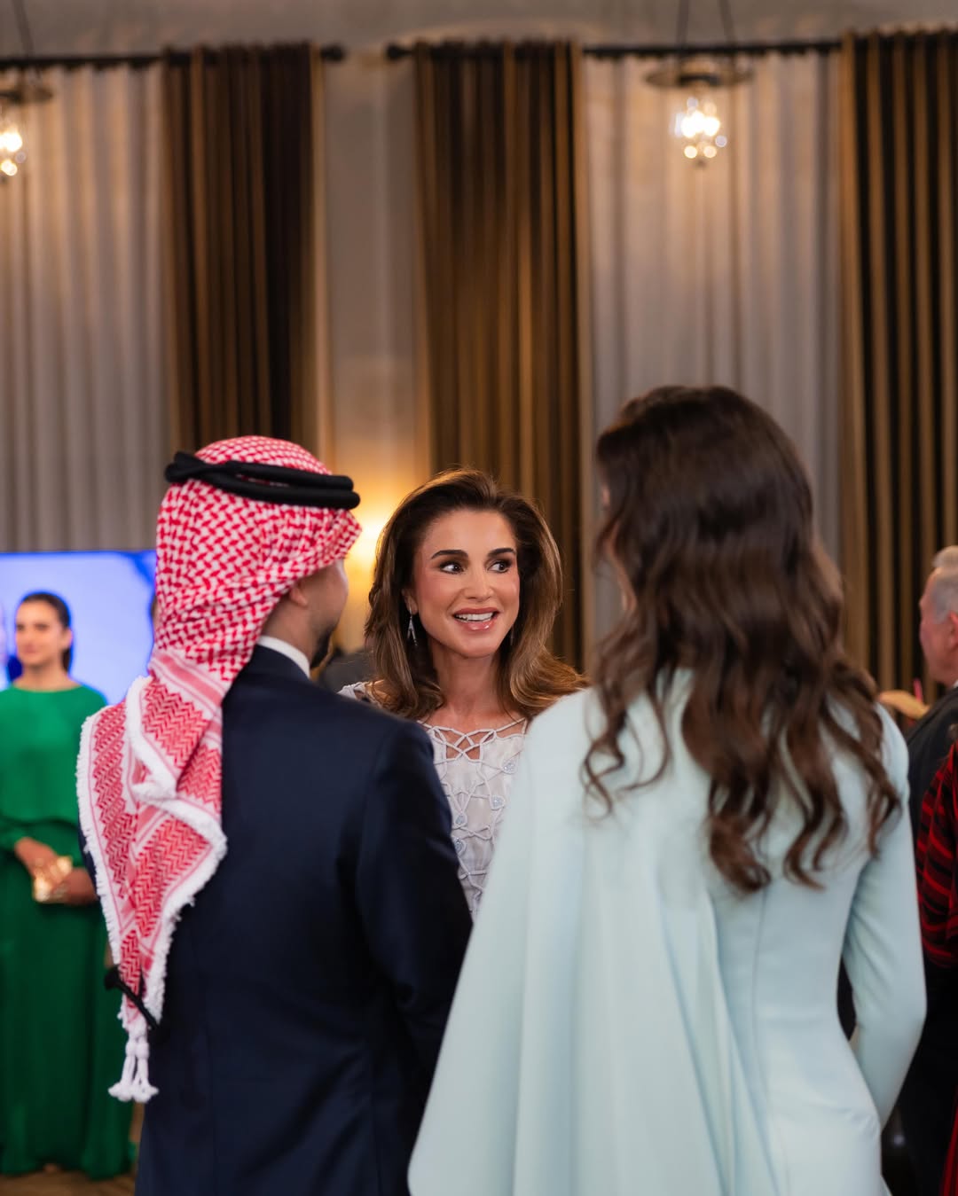 الملكة رانيا في الذكرى الثمانين لاستقلال المملكة الأردنية الهاشمية تعتمد أسلوب مكياجها وتسريحتها المعتاد (انستغرام)