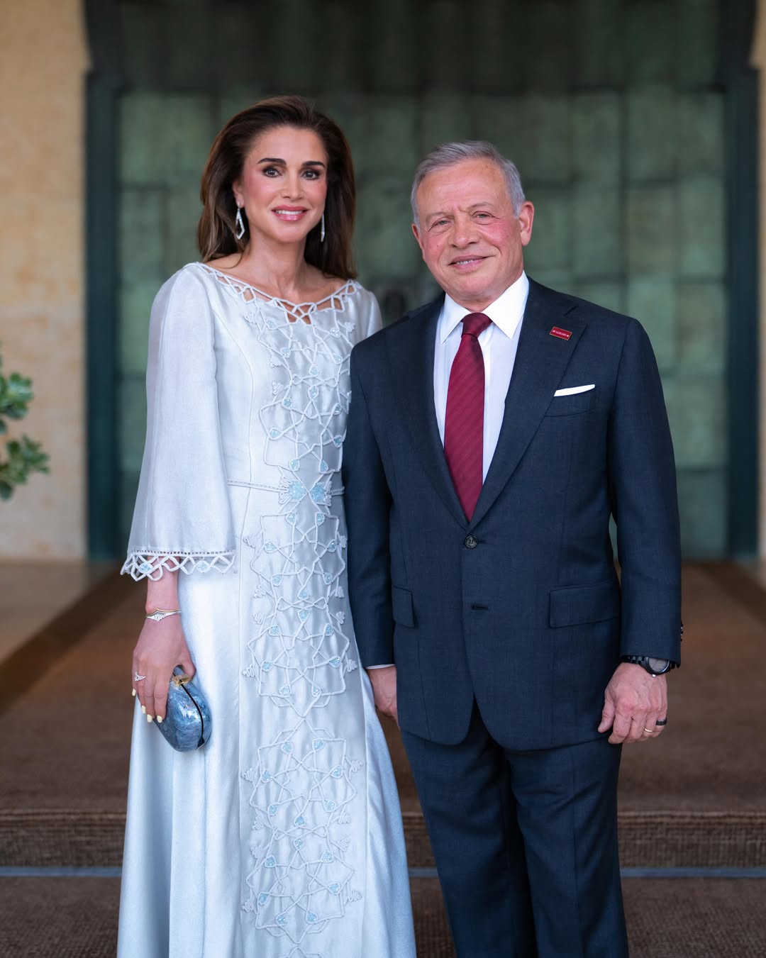 الملكة رانيا إلى جانب الملك عبدالله الثاني في الذكرى الثمانين لاستقلال المملكة الأردنية الهاشمية (انستغرام)
