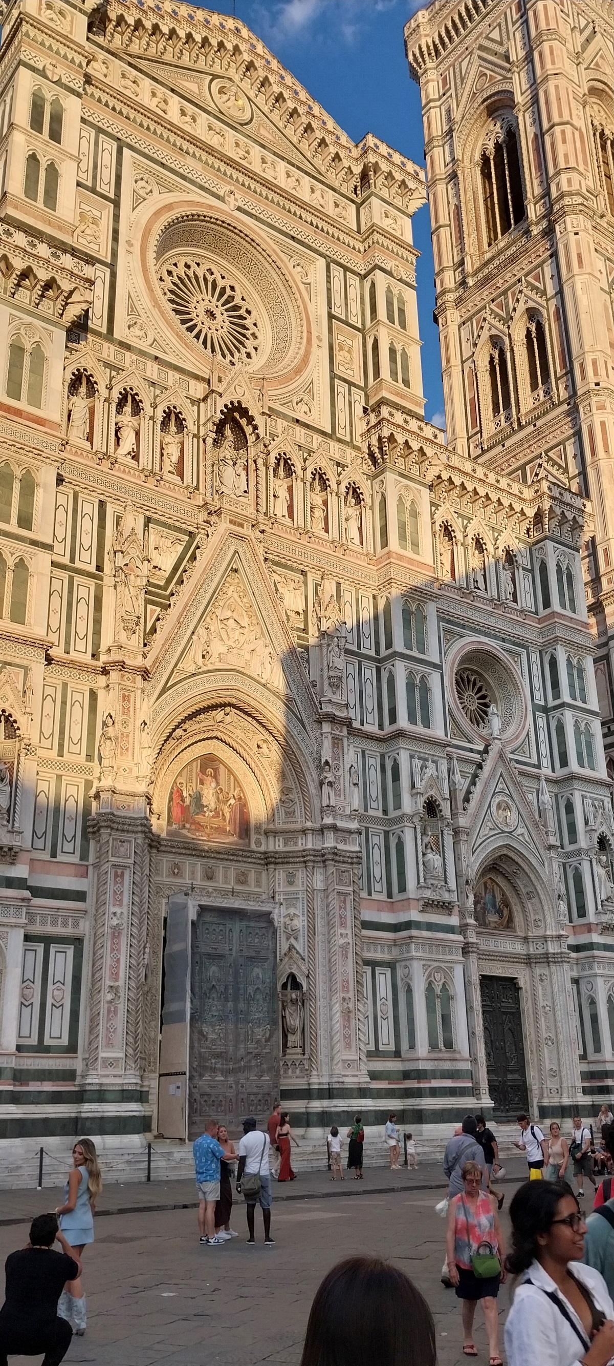 أمام سانتا ماريّا ديل فيوري.