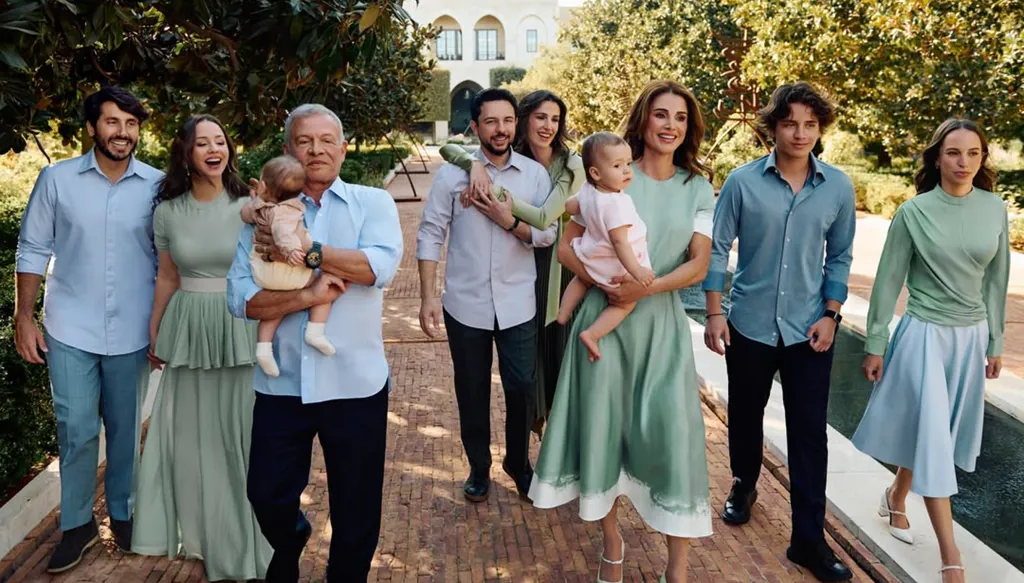 الملكة رانيا في صورة عائلية تزيّنها الحفيدتان إيمان وأمينة قبل نهاية عام 2025