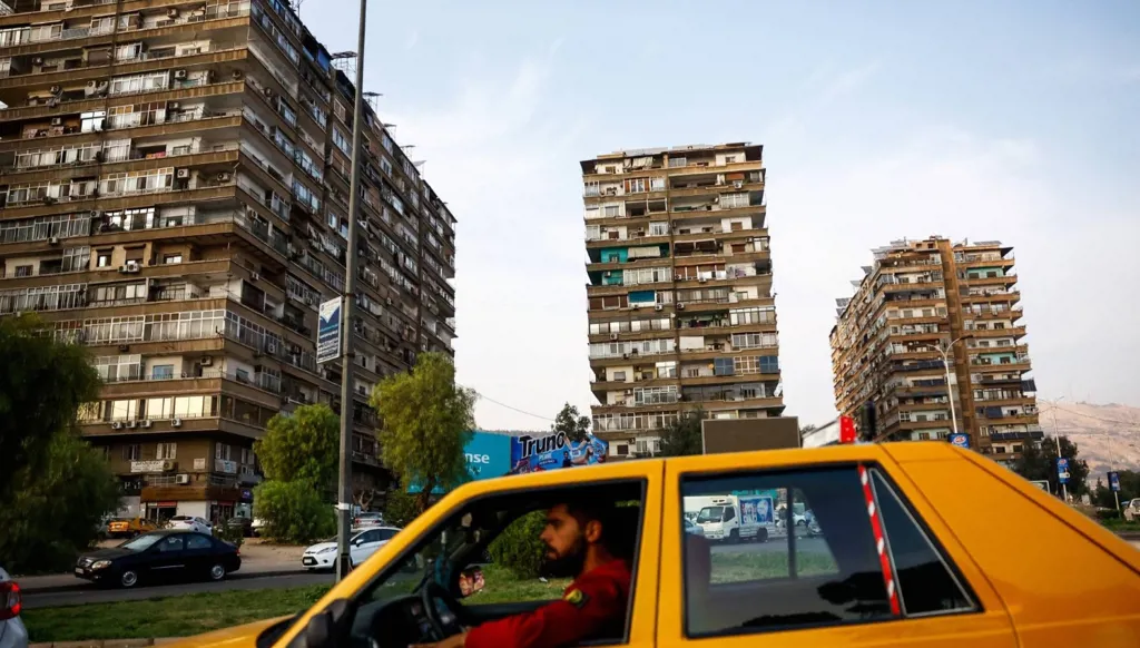 عمارات سكنية في حي المزة الذي استهدفه صاروخا كاتيوشا. (رويترز)