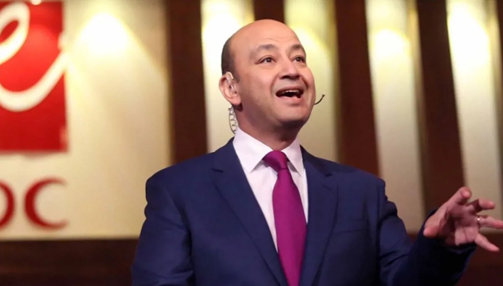 عمرو أديب يهاجم محمد صبحي دفاعاً عن "الست" (فيديو)