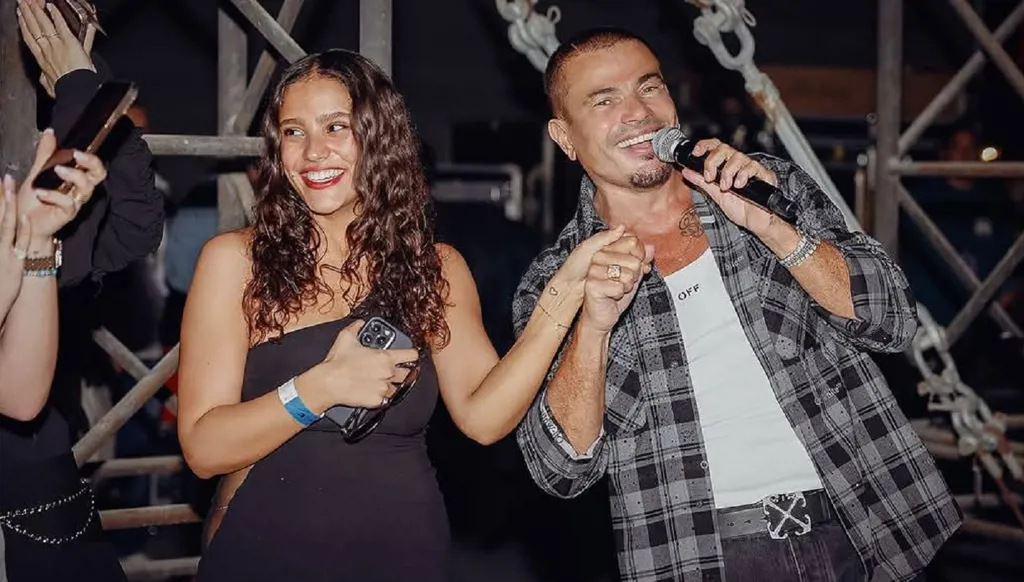 عمرو دياب يتشارك المسرح مع ابنته جنا: "هي أفضل منّي" (فيديو وصو)
