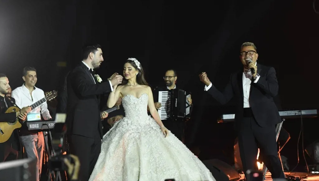 عمرو دياب يحيي حفل زفاف أسطوري لإبنة باسل سماقية: أنا متواضع جداً