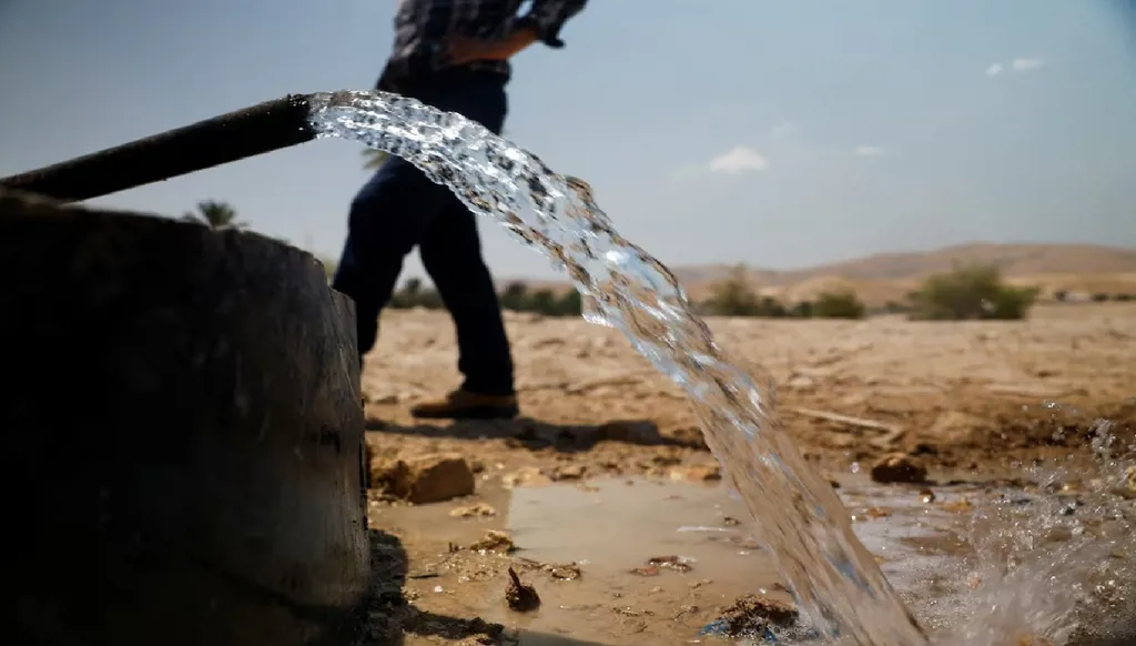 المستوطنون الإسرائيليون يستولون على مياه الضفة الغربية (صور)