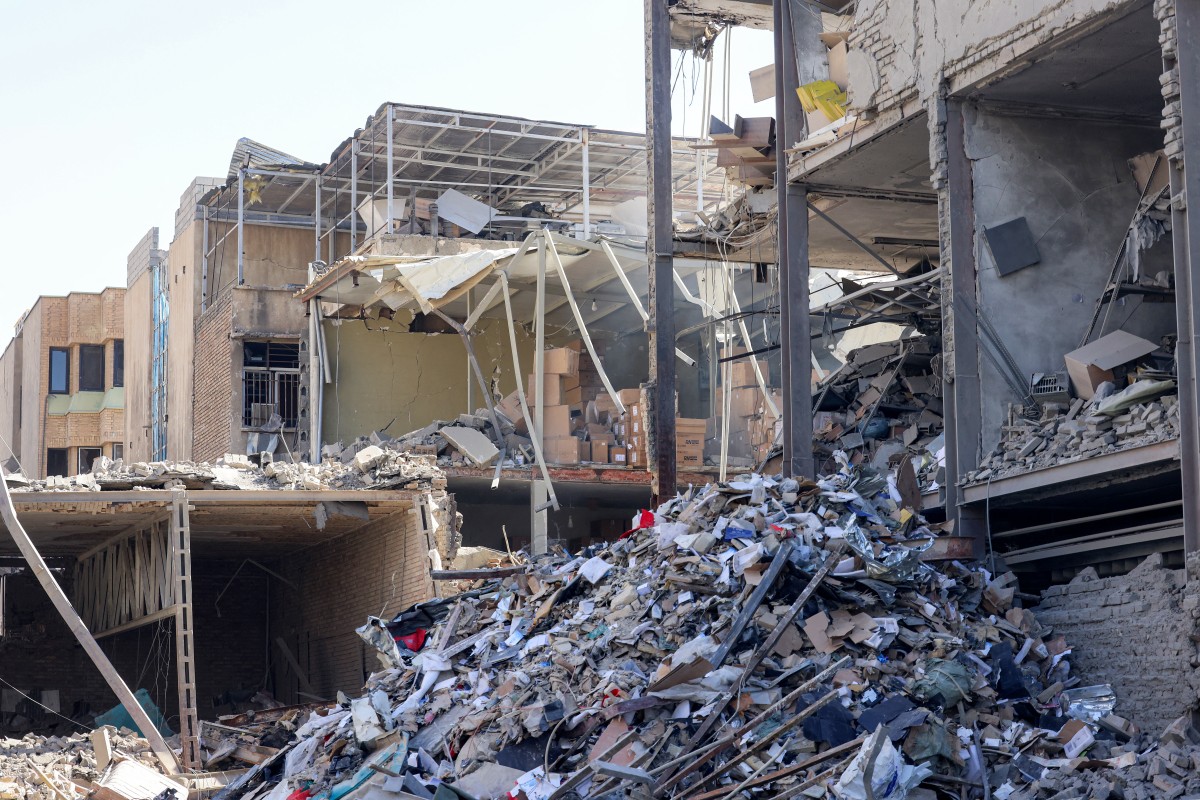أنقاض مبنى مدمر بالقرب من ميدان فردوسي في طهران بتاريخ 3 آذار/مارس 2026 (أ ف ب)