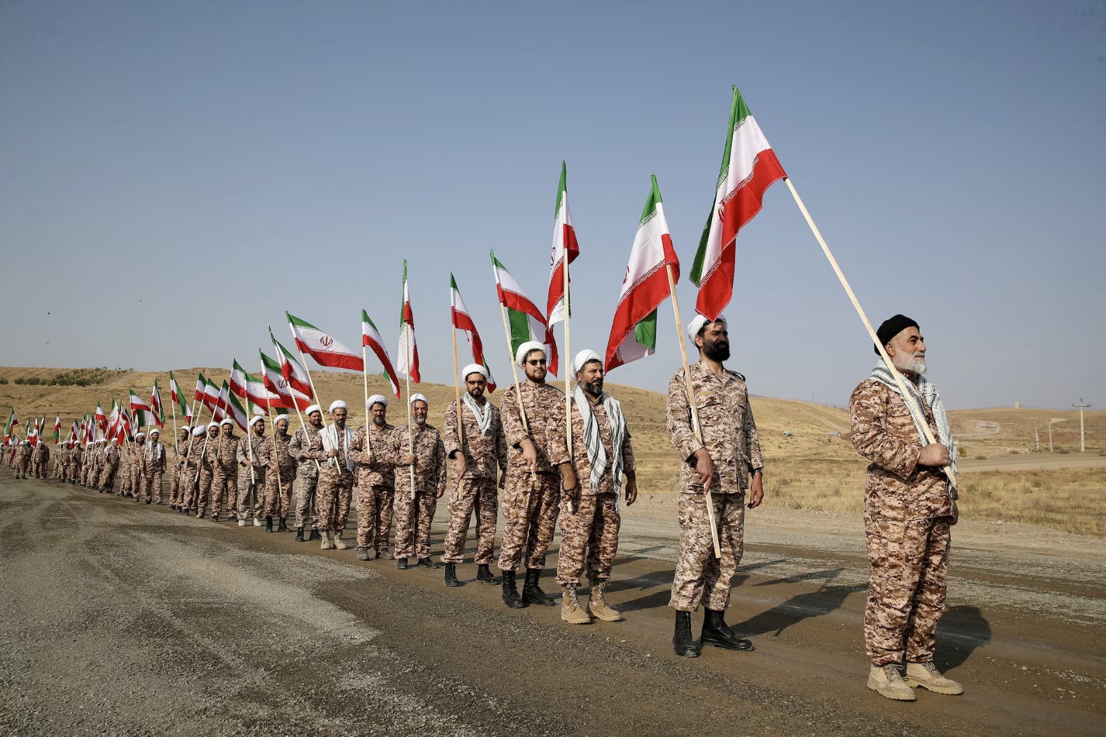 عناصر في الحرس الثوري الإيراني (رويترز)