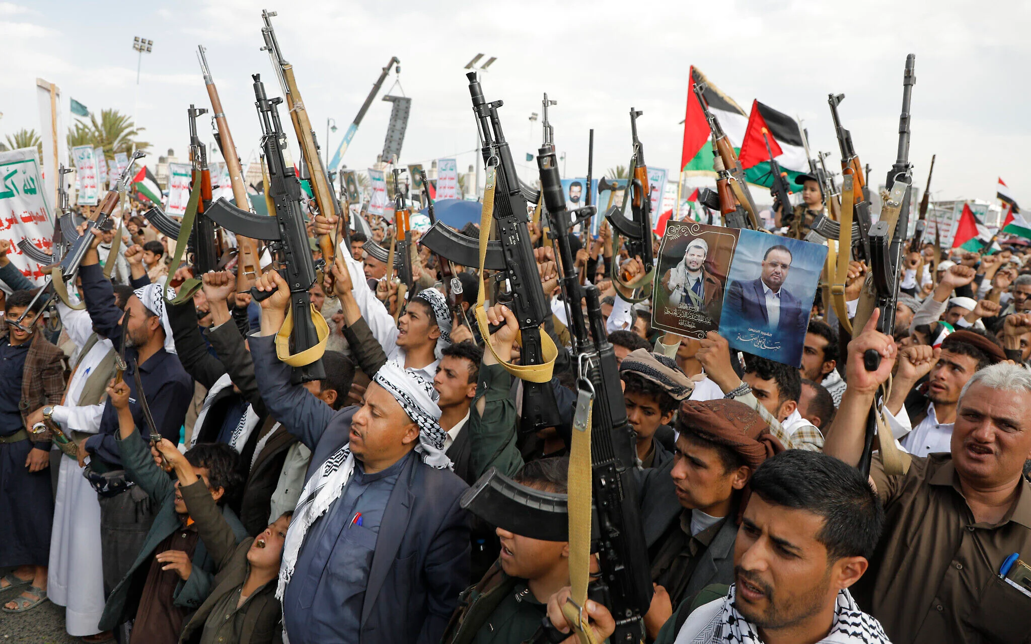 عناصر من جماعة الحوثي في اليمن (أسوشيتد برس)