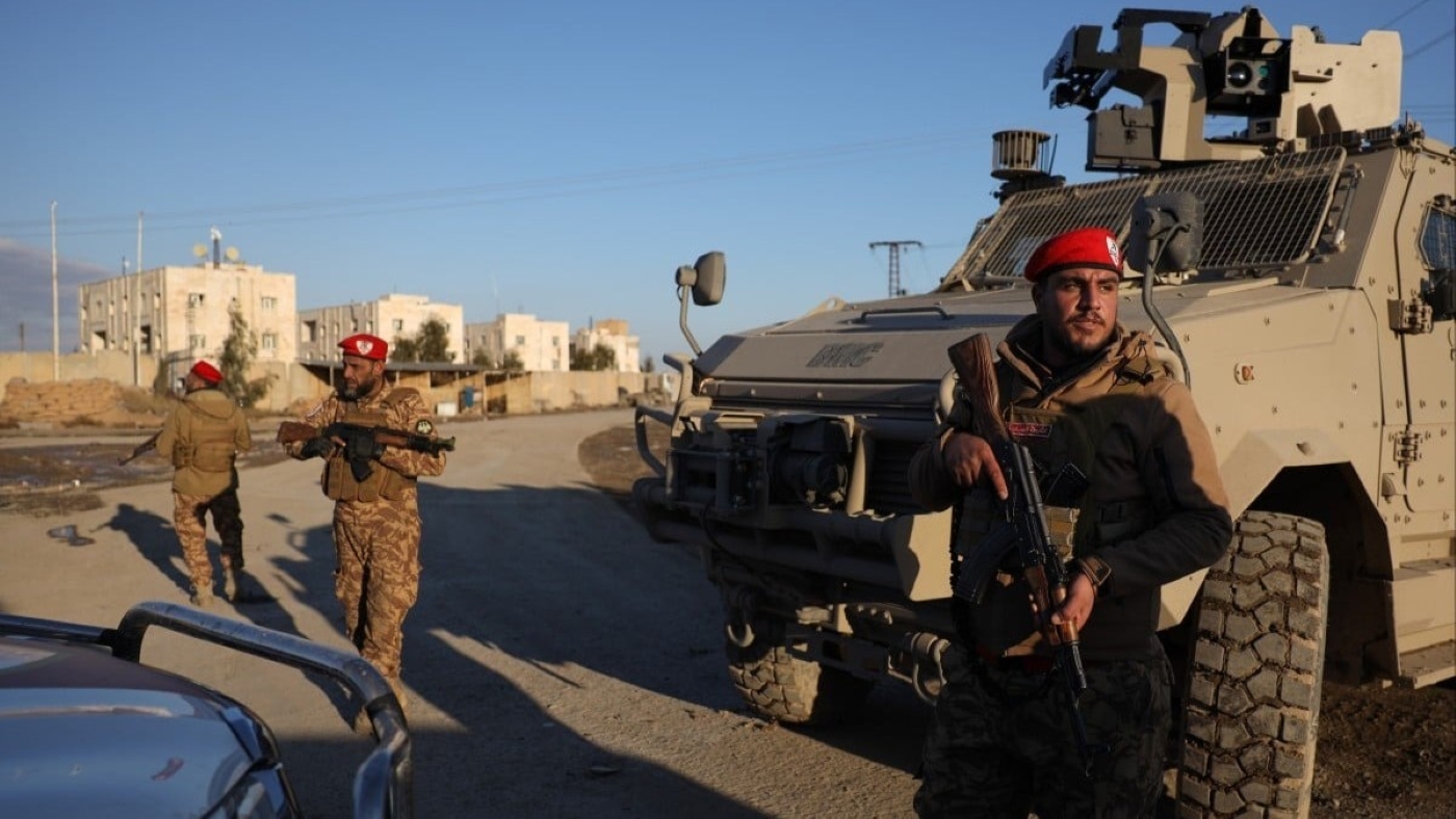 عناصر من الجيش السوري يحرسون سجن الأقطان على مشارف الرقة. (أ ب)