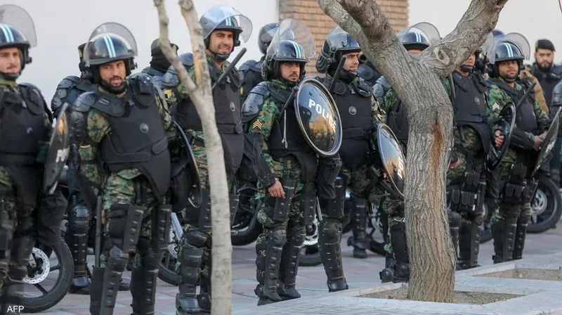 عناصر من القوات الأمنية الإيرانية في طهران (أ ف ب)