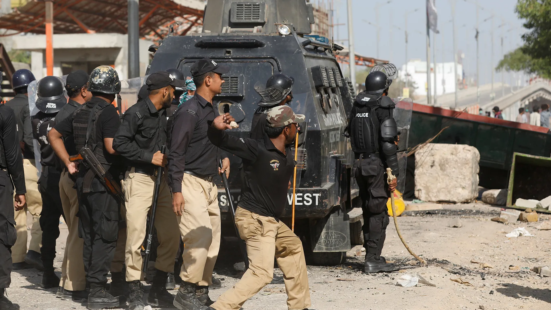 عناصر من الشرطة الباكستانية (رويترز)