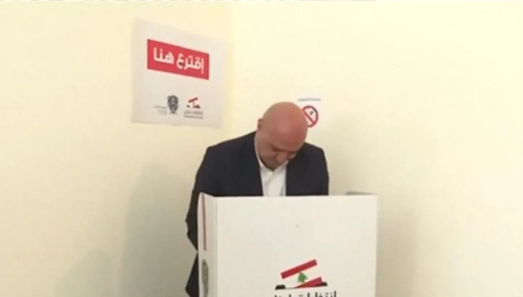 عون أدلى بصوته في مسقط رأسه العيشية: من ينجح يمثّلني (صور وفيديو)