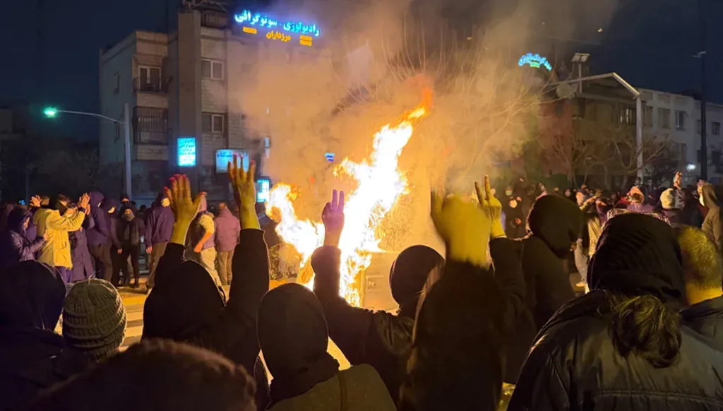 Elle a filmé la répression violente des manifestants en Iran. Maintenant, elle a peur de sortir