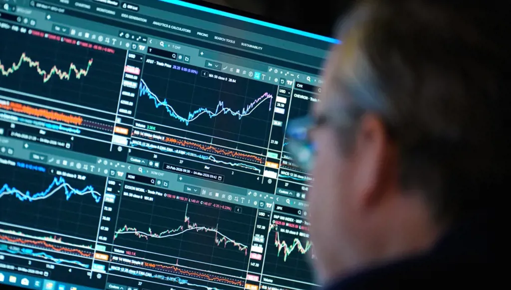 Les prix du pétrole grimpent, l'Iran lance de nouvelles attaques et les marchés mondiaux se montrent prudents