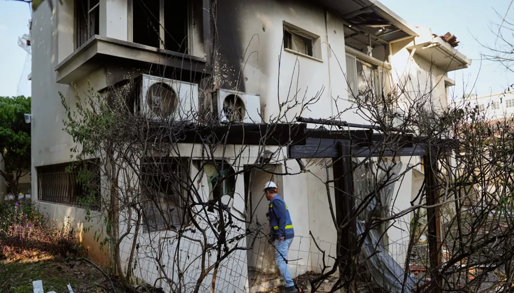 Iran's unrelenting attacks on Mideast shipping and energy infrastructure send oil prices soaring(AP)