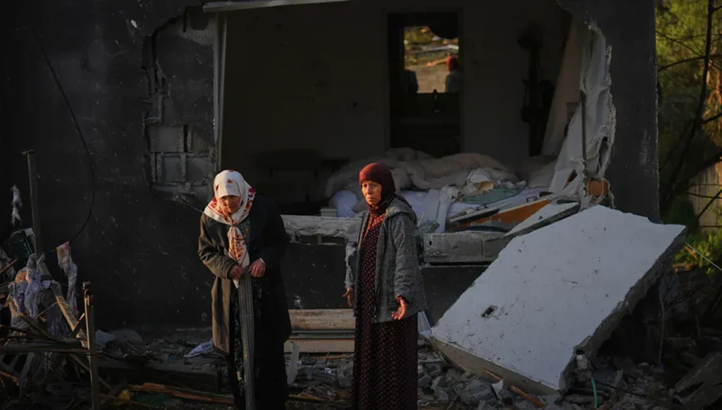 Trump menace l'Iran après une nouvelle vague d'attaques contre les États du Golfe et Israël