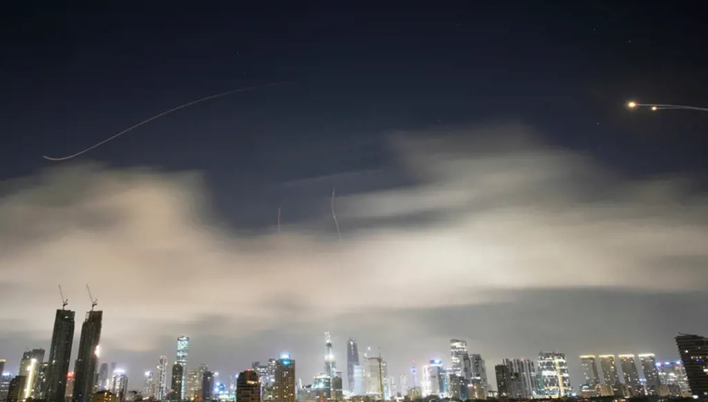 Trump exhorte les alliés américains à envoyer des navires de guerre dans le détroit d'Hormuz alors que l'Iran promet de riposter