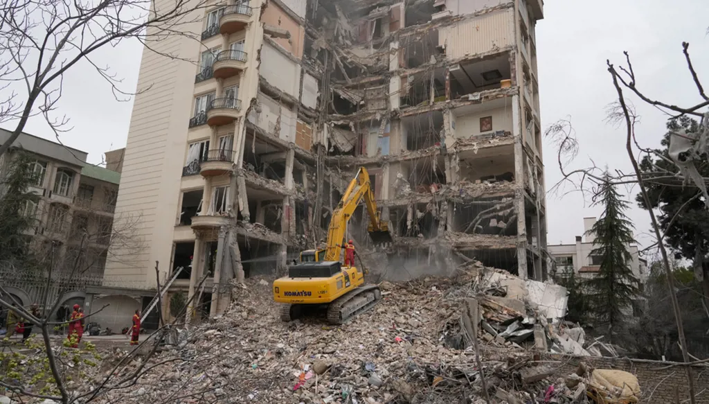 Trump raises hopes for war to wind down but no sign of reduced fighting (AP)