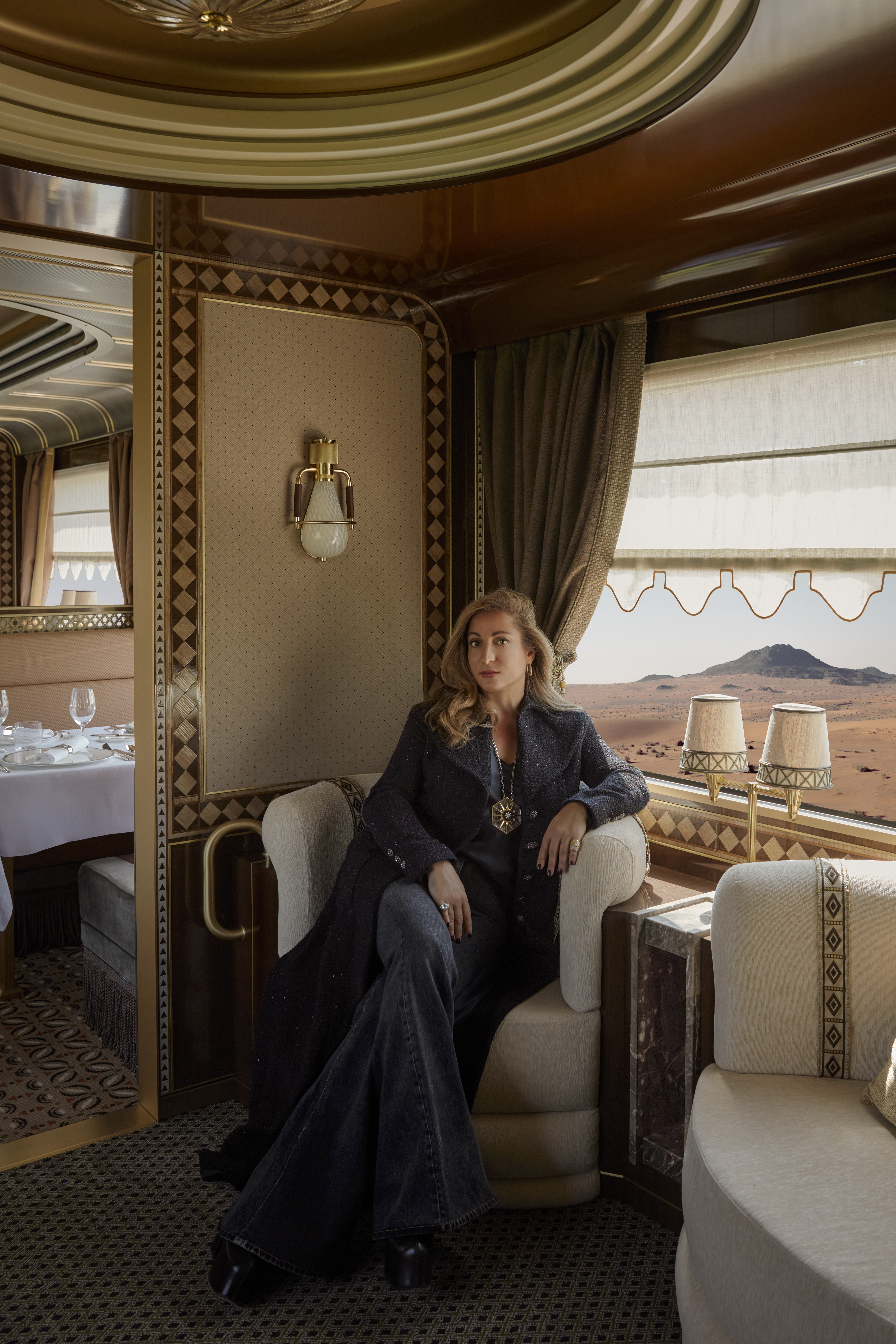 المهندسة المعمارية والمصممة اللبنانية ألين أسمر دامان في قطار حلم الصحراء بالسعودية.
