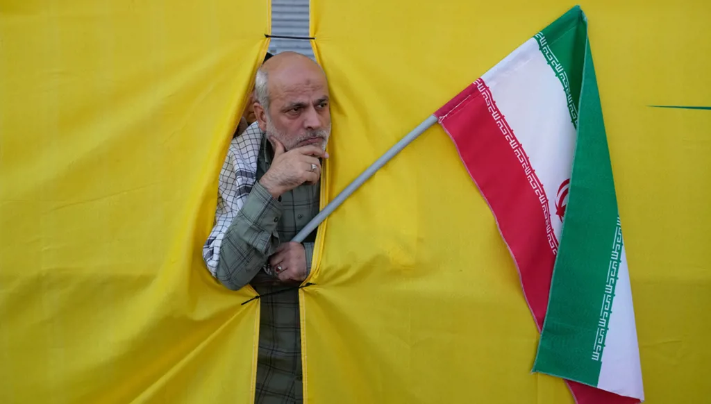 ترامب يفصل بين جبهتي إيران واليمن... وطهران تقارب الحوار من باب المندب