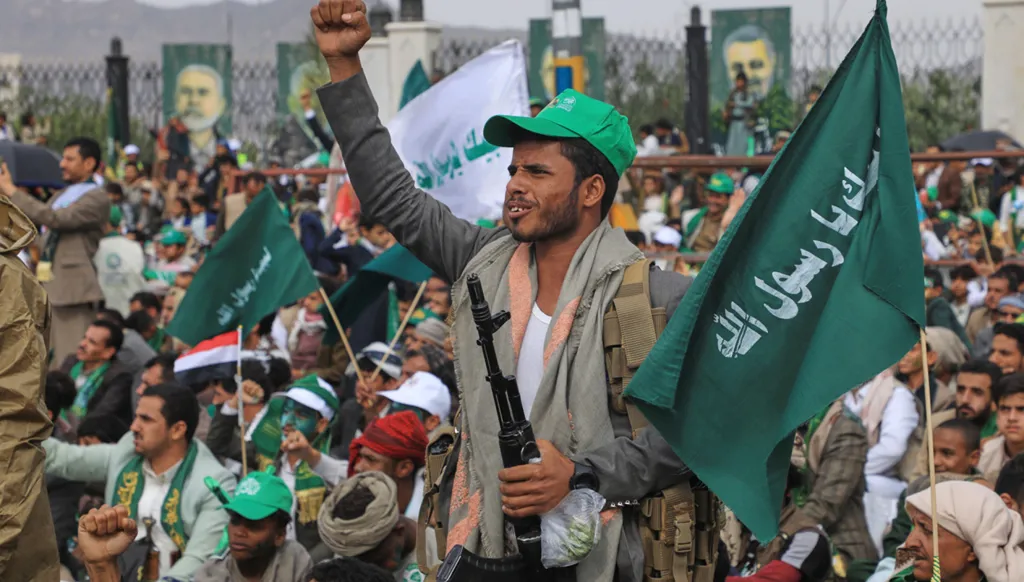 مناصر للحوثيين يردّد هتافات خلال تجمع في صنعاء لإحياء ذكرى المولد النبوي، في 25 آب/أغسطس 2026. (أ ب)