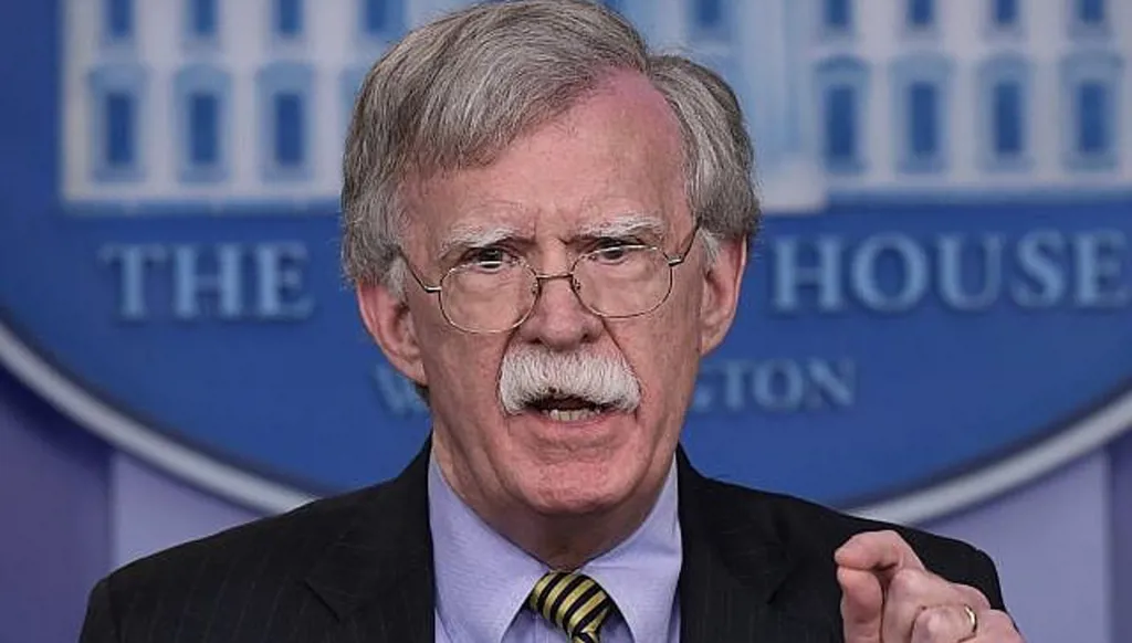 وثائق سرية... "التحقيقات الفيدرالي" يدهم منزل جون بولتون في واشنطن (صور)