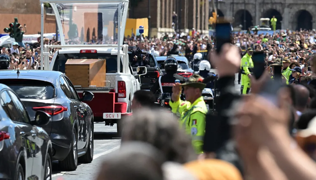 تجمّع بشري أثناء نقل نعش البابا إلى كنيسة سانتا ماريا ‏ماجوري (أ ف ب)‏