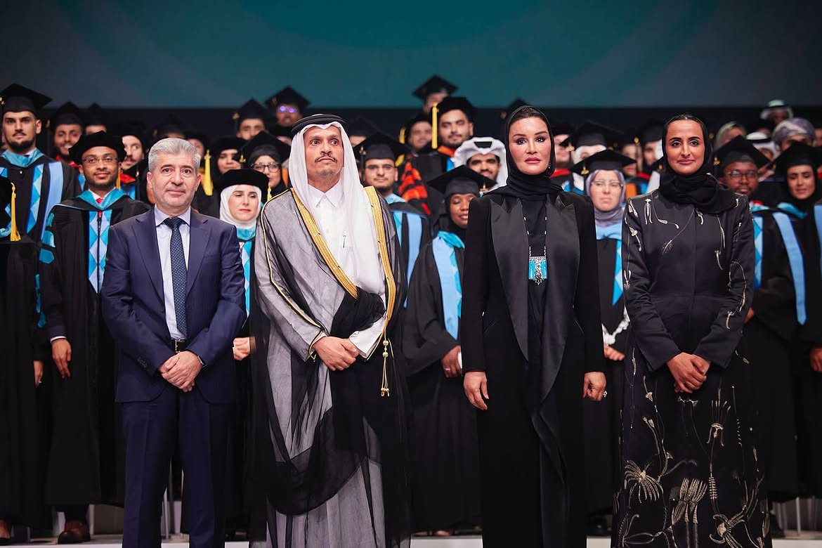 الشيخة موزة تتألّق بعقد الجعران الفيروزي لأبناء حورس الأربعة (انستغرام)