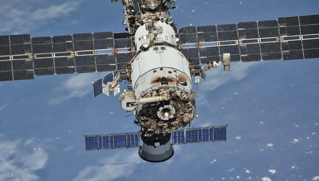 الإمارات تراهن على 170 مؤسسة و30 قمراً صناعياً لمضاعفة إيرادات قطاع الفضاء
